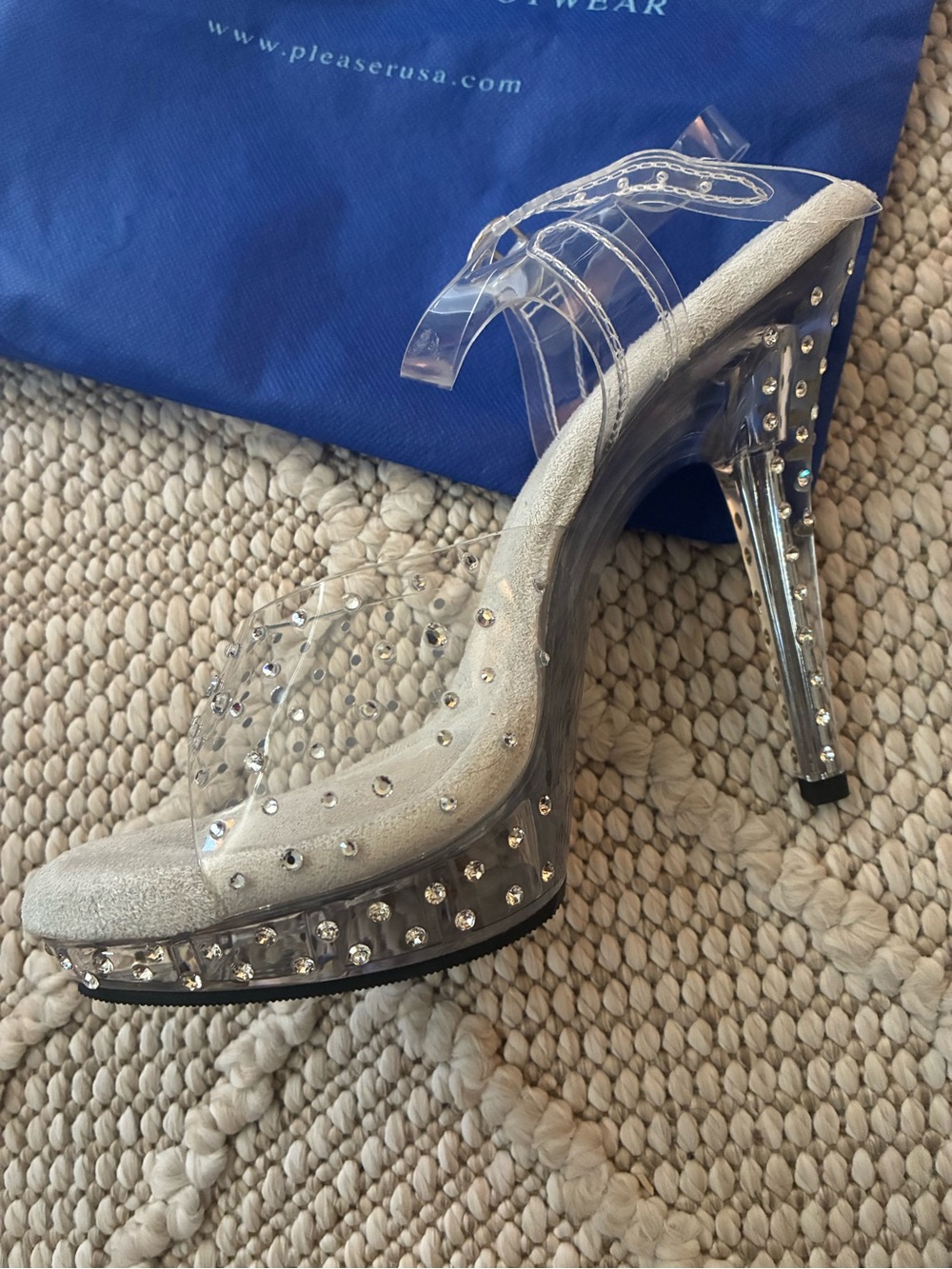 Bodybuilding competition Heels is suitable for US8 and it’s tight - Picture 2 of 7